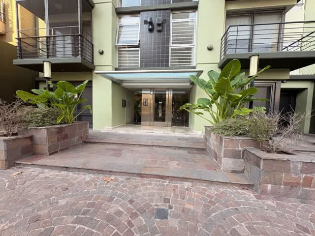 Departamento en alquiler con dormitorio en suite con vestidor, living-comedor con salida a balcón al frente