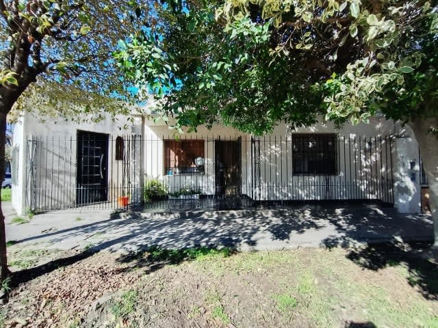 Casa en de 3 ambientes con 2 cocheras en venta en Lomas de Zamora