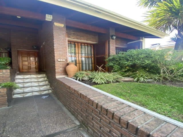 Chalet de 5 ambientes con parque y pileta en Venta en Temperley