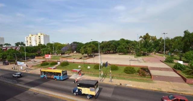 foto panoramica de la plaza junta a la estación de trenes de Remedios de escalada