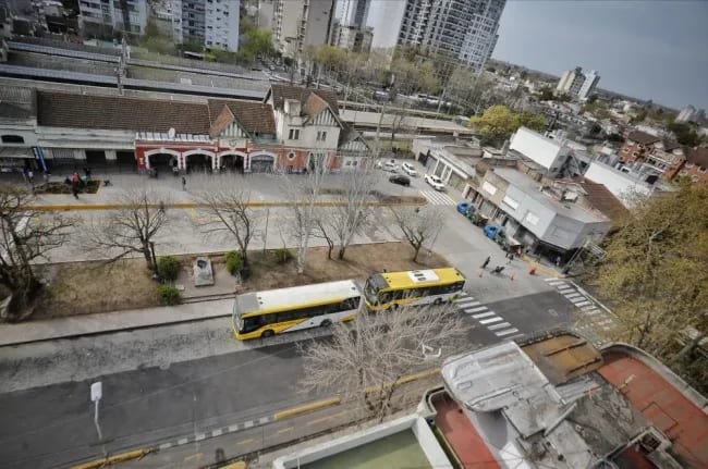 Vista residencial de calles arboladas y chalets en Banfield Oeste