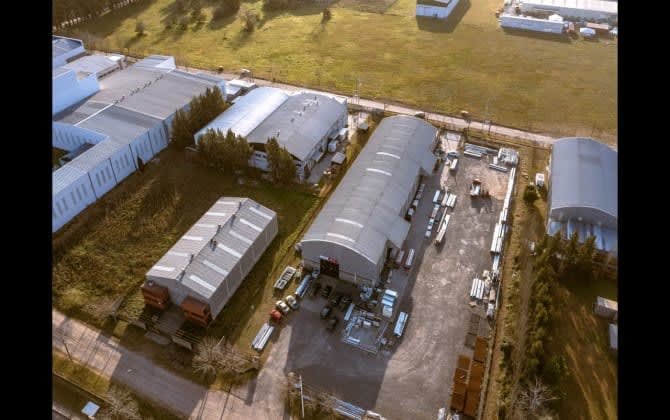 Estructuras de naves logísticas modernas en el Parque Industrial de Burzaco