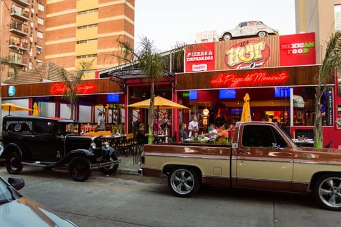 Edificios modernos y área comercial en Lanús Oeste