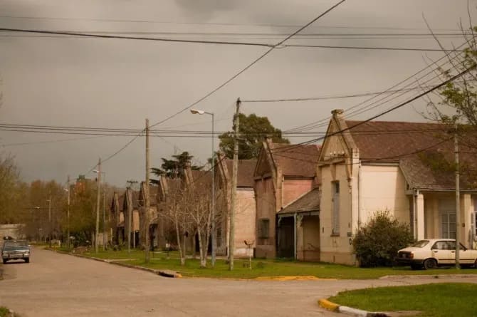 Fachadas de ladrillo a la vista históricas en el pintoresco Barrio Ferroviario Las Colonias