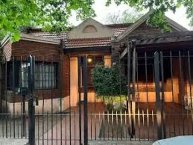 Casa de 4 ambientes y 3 dormitorios