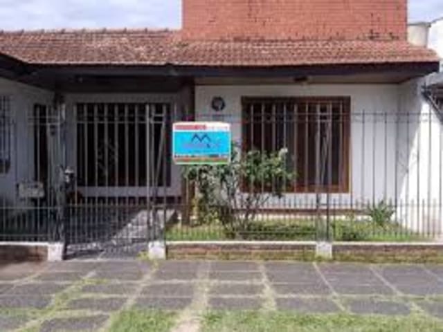 Casa de 5 ambientes, 4 dormitorios y 2 garages