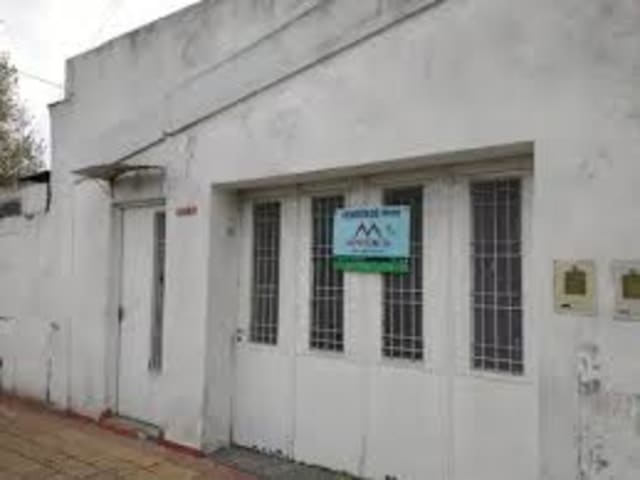 Casa de 4 ambientes con 3 dormitorios y cochera en venta en Remedios de Escalada