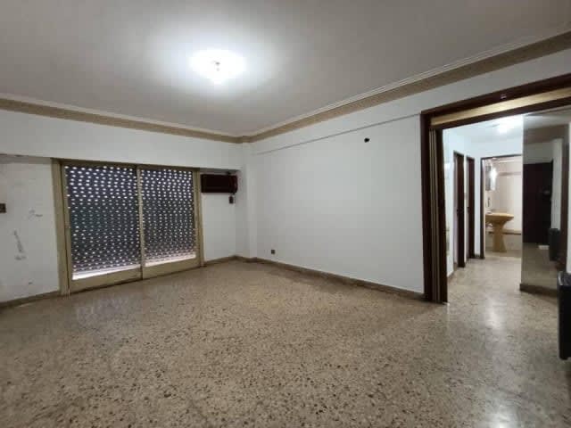 Departamento de 5 ambientes con balcón al frente en venta en Lanús Oeste