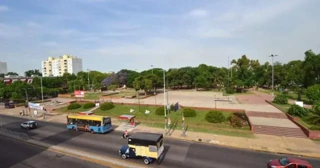 foto panoramica de la plaza junta a la estación de trenes de Remedios de escalada