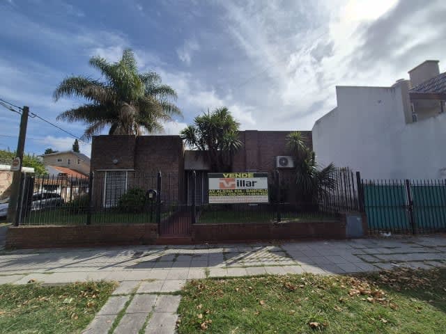 Casa 4 ambientes con cochera cubierta