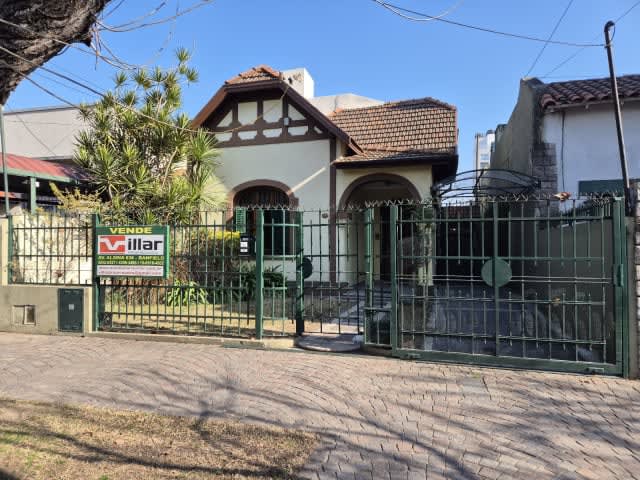 Chalet 5 ambientes con cochera y pileta en venta en Banfield