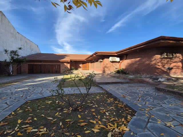 Imponente Casa con gran parque en venta en Banfield