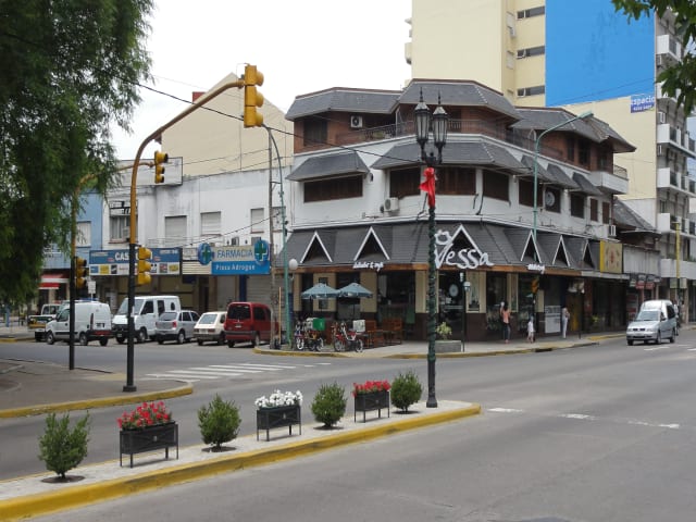 Vista urbana y residencial del centro de Adrogué, Buenos Aires