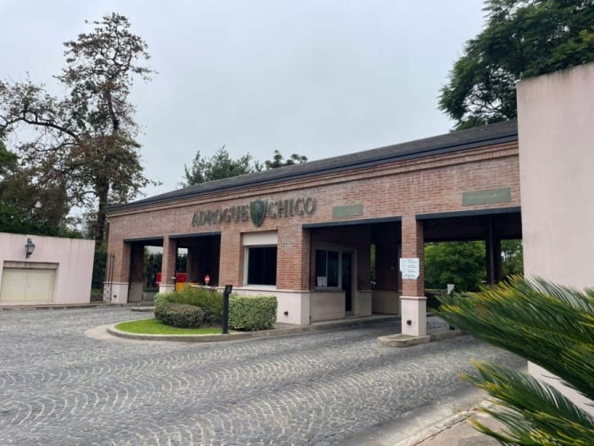 Casas modernas y entorno arbolado privado en el barrio cerrado Adrogué Chico