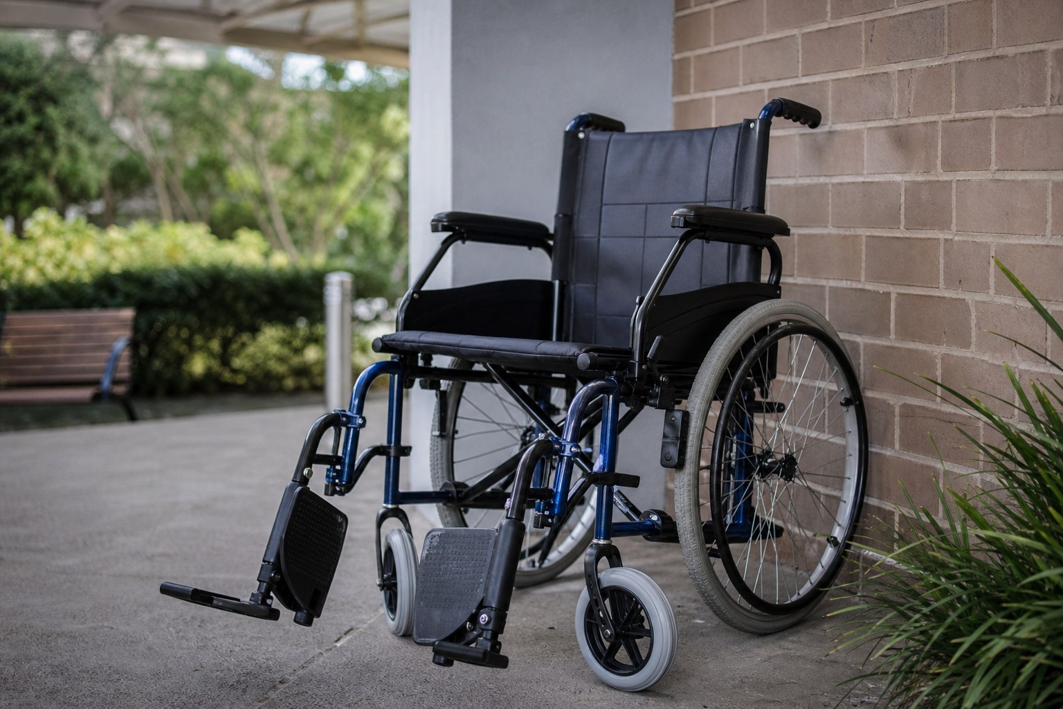 Mona Vale Hospital auxiliary provides $77,000 in rehabilitation equipment and furniture