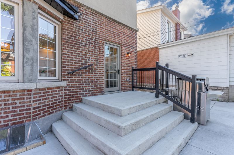 100 Kensington Avenue South, Hamilton, ON