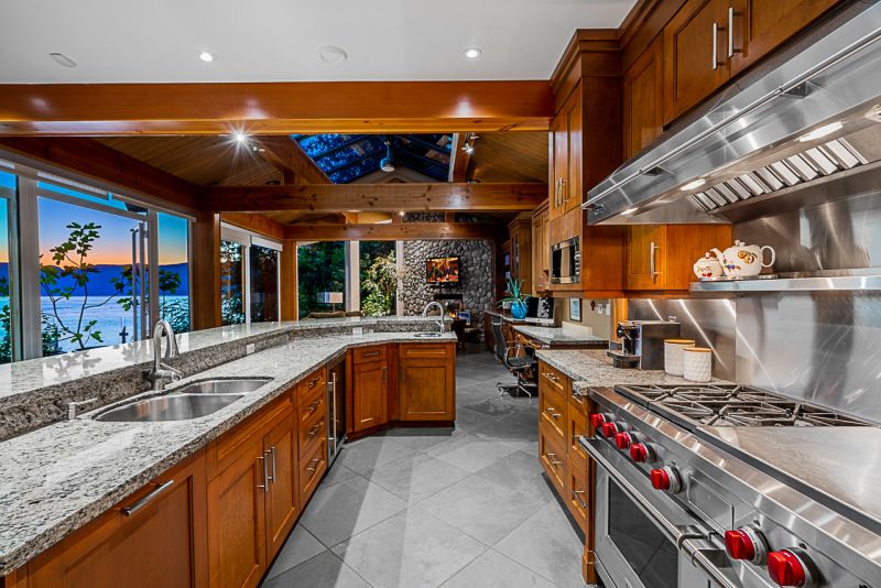 8035 Pasco Road, West Vancouver, BC