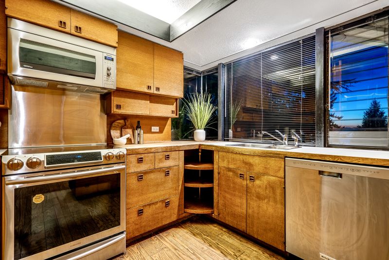 6225 St Georges Pl, West Vancouver, BC