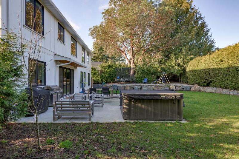 3880 Cadboro Bay Rd, Victoria, BC