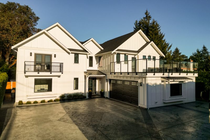 3880 Cadboro Bay Rd, Victoria, BC
