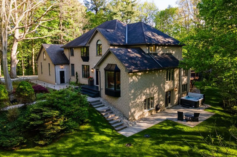 18 Elder Crescent, Hamilton, ON