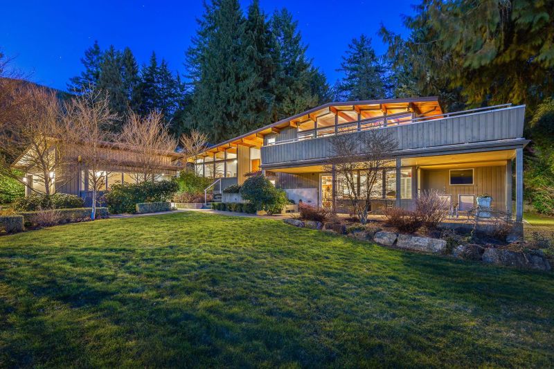 Midcentury Modern Residence on Skyline Drive in NORTH VANCOUVER