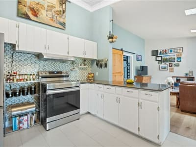 Luxury estate at 5134 Shirley Avenue, Niagara Falls, ON — photo 9