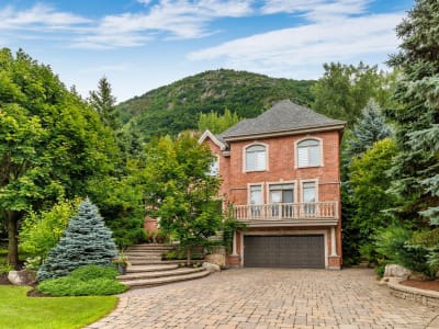 Luxury estate at 524 Rue des Falaises, Mont-Saint-Hilaire, QC — photo 3