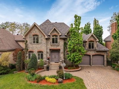 Luxury estate at 533 Rue des Falaises, Mont-Saint-Hilaire, QC — photo 2