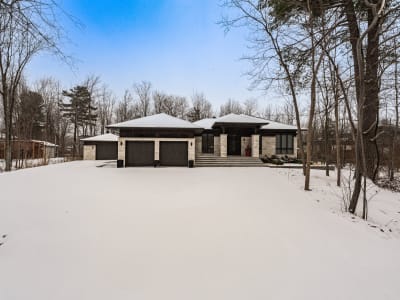 Luxury estate at 7375 Chemin de Saint-Jean, La Prairie, QC — photo 1