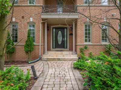 Luxury estate at 63 Deerglen Terrace, Aurora, ON — photo 4