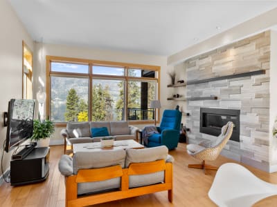 Luxury estate at 10989 Maddock Avenue, Lake Country, BC — photo 2