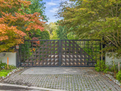 Luxury estate at 18 Timberglade Court, North York, ON — photo 3