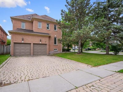 Luxury estate at 63 Deerglen Terrace, Aurora, ON — photo 2