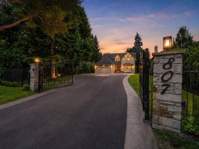 Luxury estate at 807 Indian Road, Mississauga, ON — photo 2