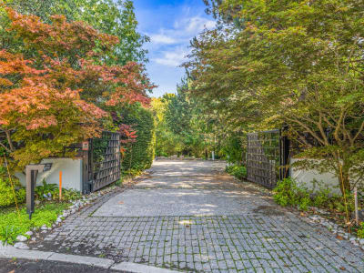 Luxury estate at 18 Timberglade Court, North York, ON — photo 2
