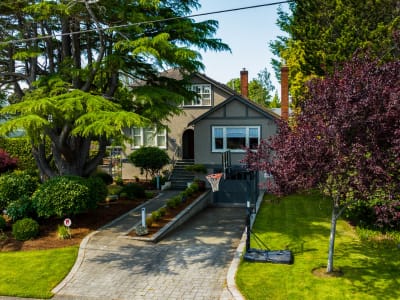 Luxury estate at 2741 Dufferin Avenue, Victoria, BC — photo 2