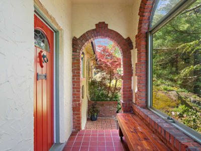 Luxury estate at 1019 Terrace Avenue, Victoria, BC — photo 3