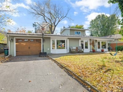 Luxury estate at 5134 Shirley Avenue, Niagara Falls, ON — photo 1