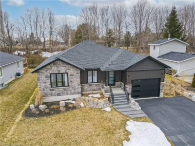 Luxury estate at 36 Ann Street S, Clifford — photo 1