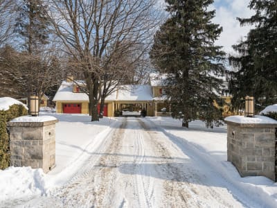 Luxury estate at 1365 Rue Principale, Saint-Paul-d'Abbotsford, QC — photo 2