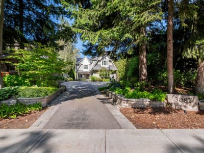 Luxury estate at 3087 Lakeshore Road, Burlington, ON — photo 2
