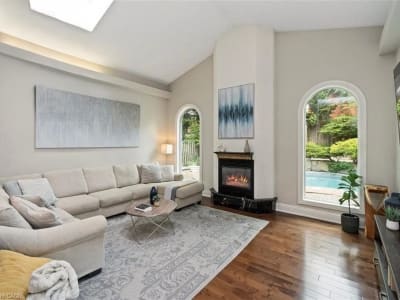 Luxury estate at 381 Queen Street South, Hamilton, ON — photo 9