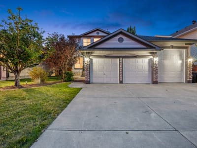Luxury estate at 192 West Lakeview Place, Chestermere, AB — photo 2