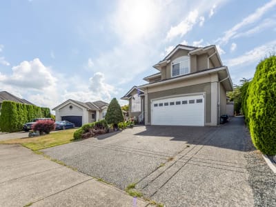 Luxury estate at 34758 Pakenham Place, Mission, BC — photo 2