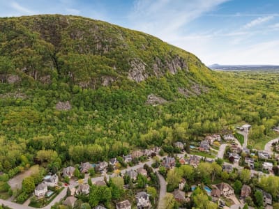 Luxury estate at 533 Rue des Falaises, Mont-Saint-Hilaire, QC — photo 3
