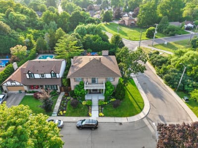 Luxury estate at 14 Delbrook Court, Hamilton, ON — photo 2