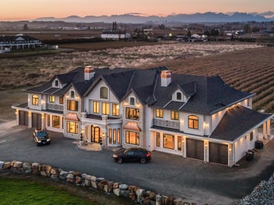 Luxury estate at 16927 40 Avenue, Surrey, BC — photo 2
