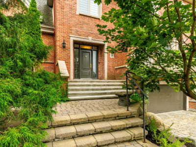 Luxury estate at 524 Rue des Falaises, Mont-Saint-Hilaire, QC — photo 4