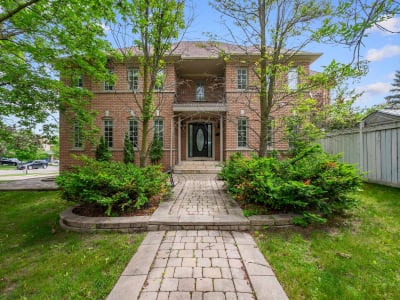 Luxury estate at 63 Deerglen Terrace, Aurora, ON — photo 3
